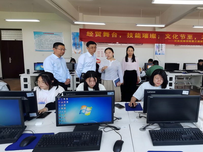 高岩视察赛项-官网用照片.jpg